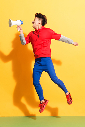 青年男人拿着话筒图片