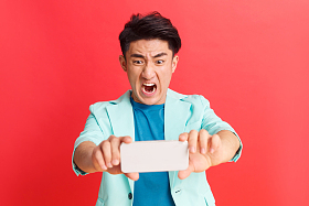 青年男人看手机照片