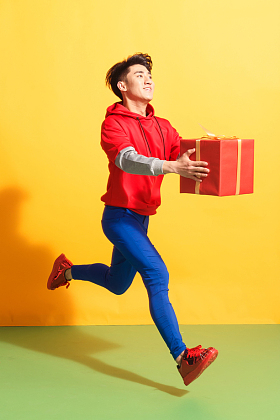 拿着礼物的青年男人图片