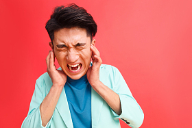 焦虑的青年男人图片