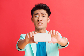 青年男人看手机图片