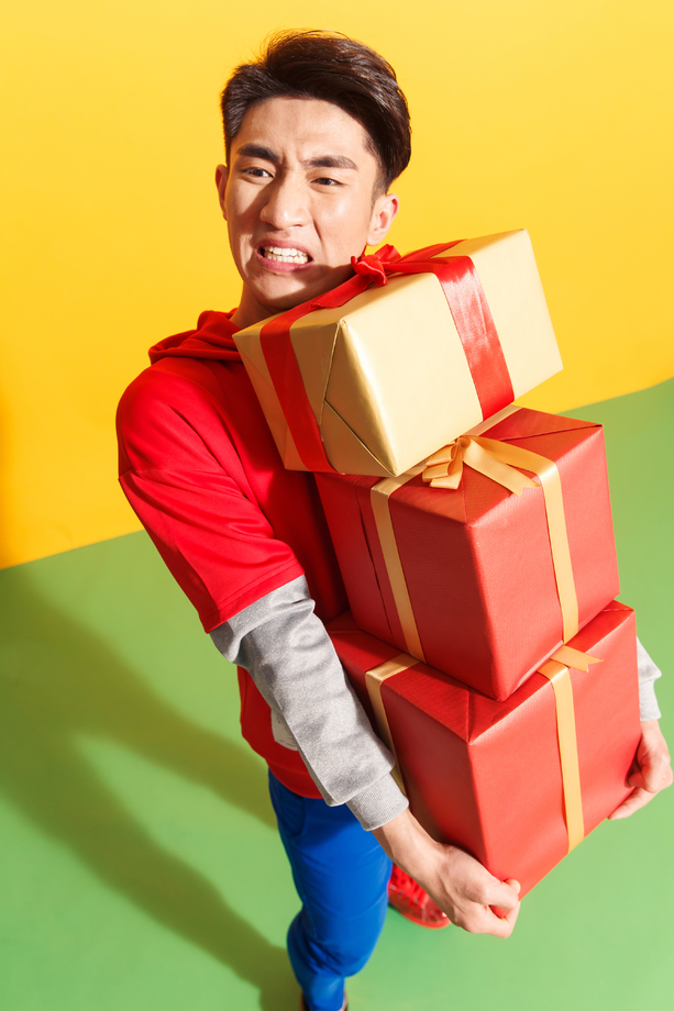 青年男人抱着礼品盒图片