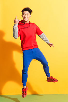 快乐的青年男人图片