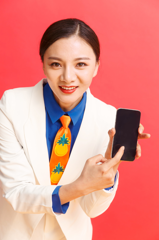 拿着手机的青年女人图片