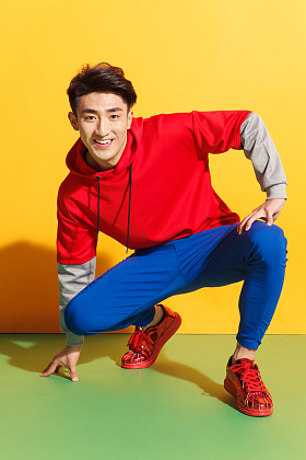 快乐的青年男人图片