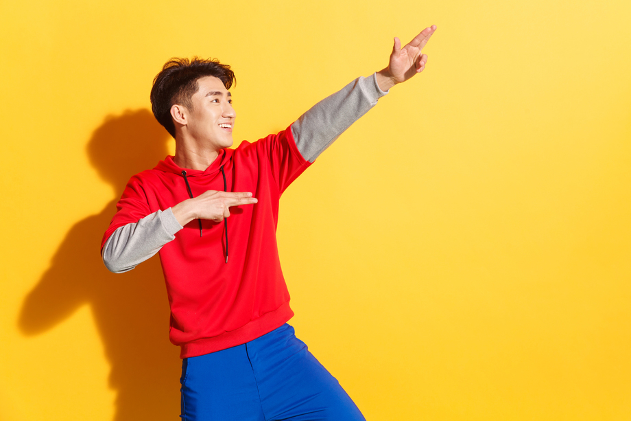 快乐的青年男人照片