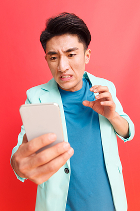 青年男人看手机图片