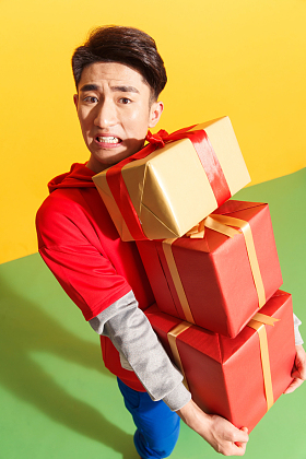 青年男人抱着礼品盒图片