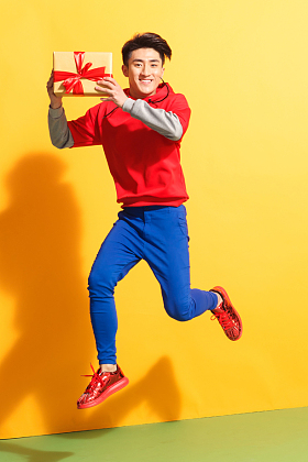 拿着礼物的青年男人图片