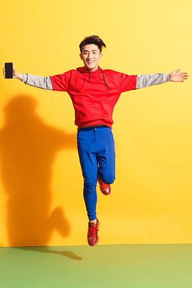 拿着手机的青年男人照片