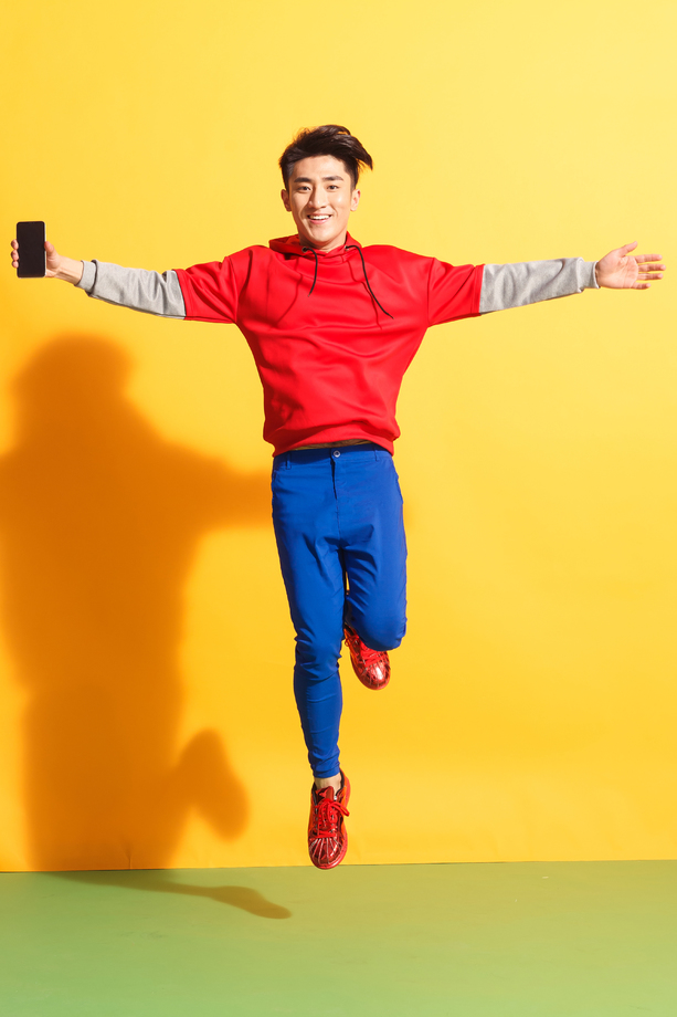 拿着手机的青年男人照片