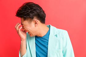 焦虑的青年男人图片