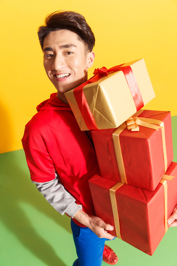 青年男人抱着礼品盒照片