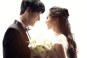 浪漫的新郎和新娘照片