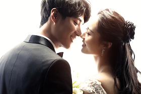 浪漫的新郎和新娘照片