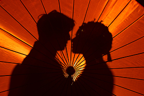 新郎新娘的剪影照片