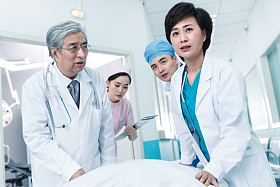 医务工作者抢救病人照片