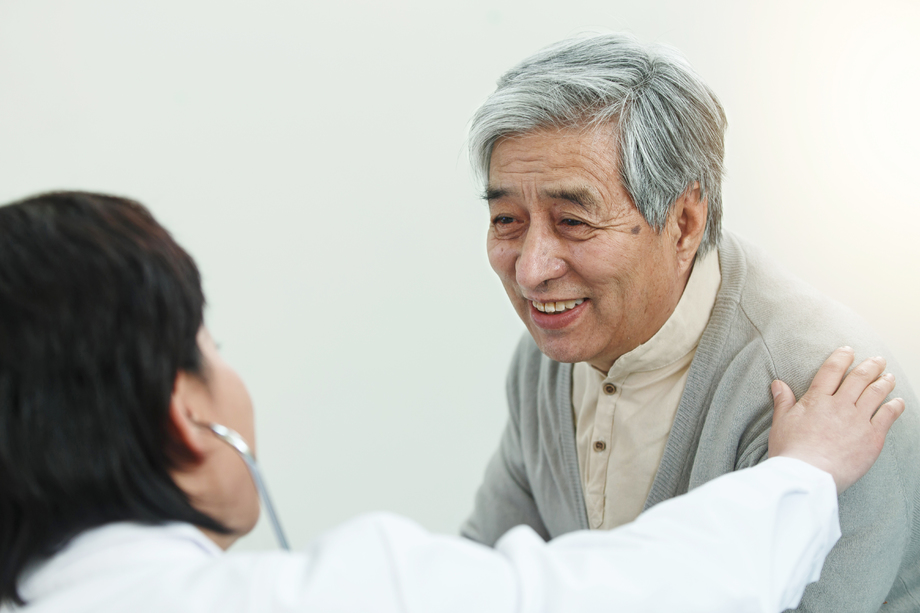 医务工作者和患者在医生办公室 医务工作者和患者在医生办公室