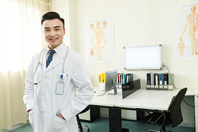 男医生在办公室