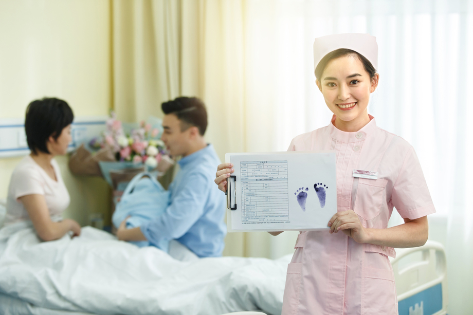 护士和新生儿的父母 护士和新生儿的父母