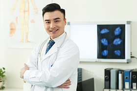 男医生在办公室图片