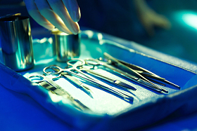 医生在手术室做手术照片