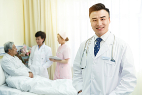 医务工作者和患者在病房