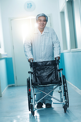 老年男人在医院走廊