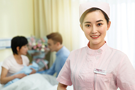 护士和新生儿的父母照片