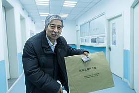 生病的老人在医院