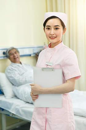 护士和患者在病房