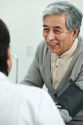 医务工作者和患者在医生办公室