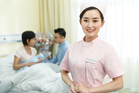 护士和新生儿的父母