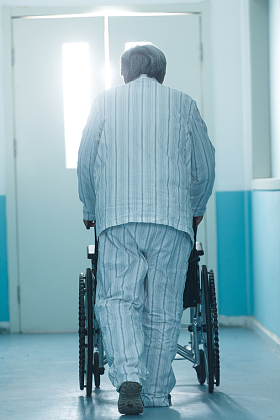 老年男人在医院走廊图片