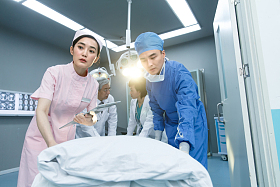 医务工作者抢救病人图片