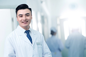 医务工作者在医院走廊图片