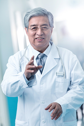 医务工作者在医院走廊图片