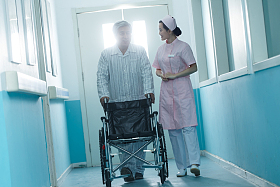 护士和老年男人在医院走廊图片