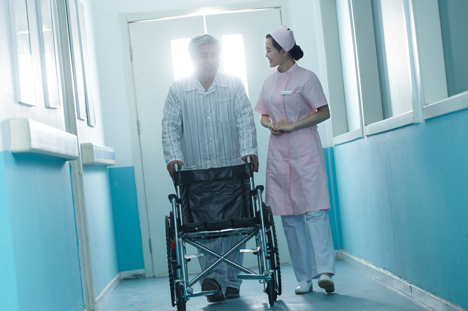 护士和老年男人在医院走廊图片 护士和老年男人在医院走廊图片