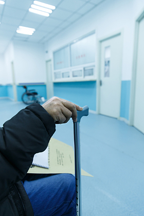 生病的老人在医院