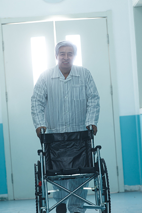 老年男人在医院走廊
