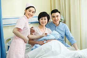 护士和新生儿的父母