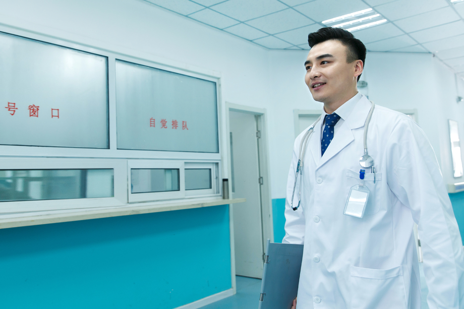 医务工作者在医院走廊图片