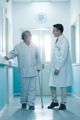医生和老年男人在医院走廊图片