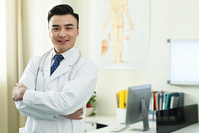 男医生在办公室