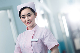 年轻的女护士在医院走廊