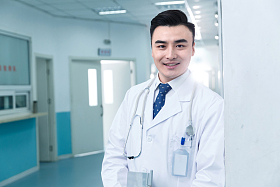 医务工作者在医院走廊