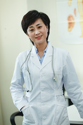 医务工作者在办公室