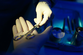 医生在手术室做手术图片