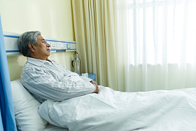生病的老人在病房
